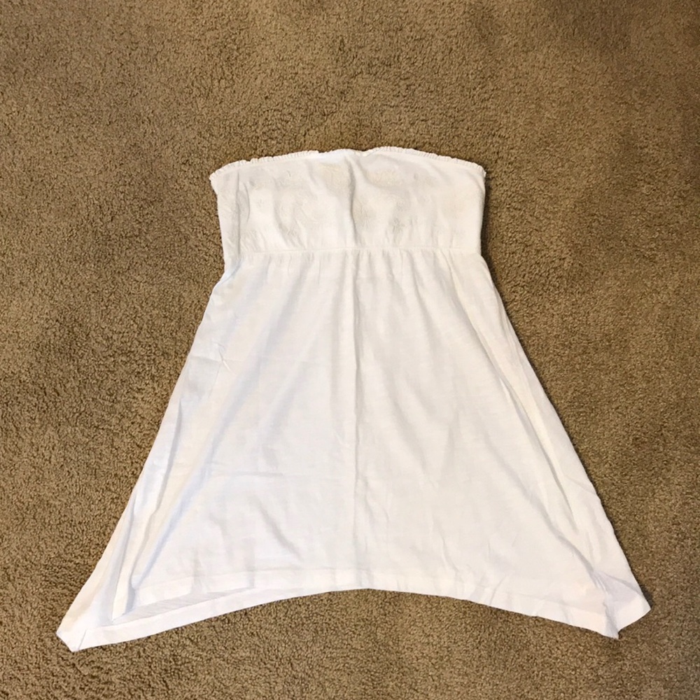 Strapless shirt with paisley threading at chest